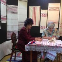 Palóc keresztszemes hímzést szakköri tagja közreműködésével bemutatja Lovászné Juhász Rita népi iparművész